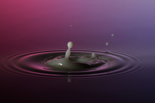 Tropfen in Wasser (415)
