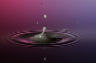 Tropfen in Wasser (417)