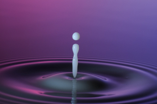 Tropfen in Wasser (41)