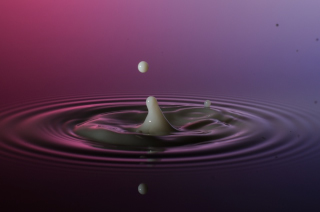 Tropfen in Wasser (420)
