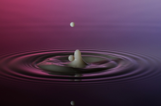 Tropfen in Wasser (421)