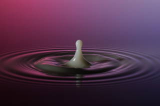 Tropfen in Wasser (423)