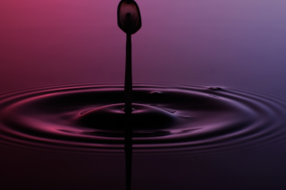 Tropfen in Wasser (444)