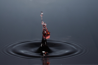 Tropfen in Wasser (450)