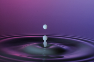 Tropfen in Wasser (45)