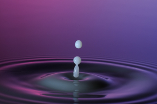 Tropfen in Wasser (48)