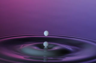 Tropfen in Wasser (52)
