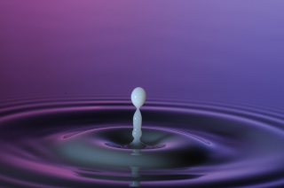 Tropfen in Wasser (57)