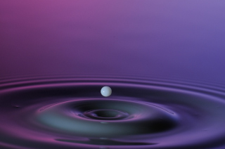 Tropfen in Wasser (58)