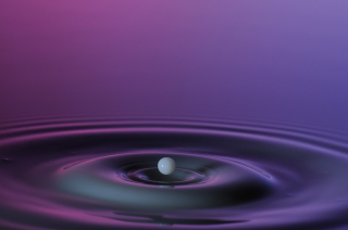 Tropfen in Wasser (61)