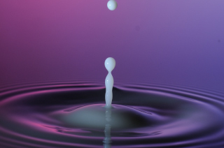 Tropfen in Wasser (90)